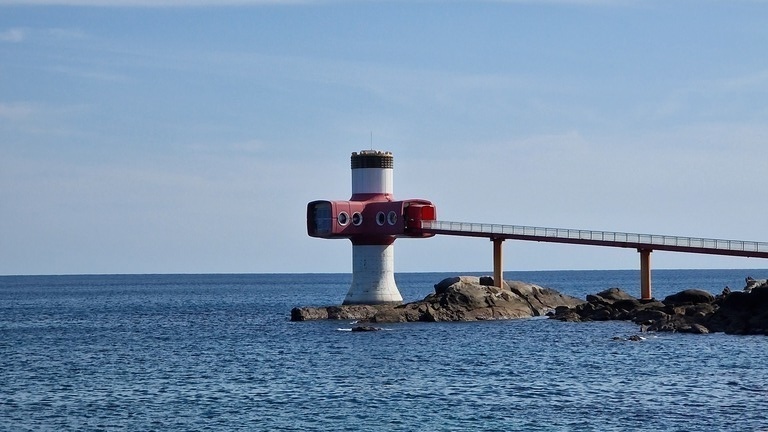 Some sort of a lighthouse looking building on the shore