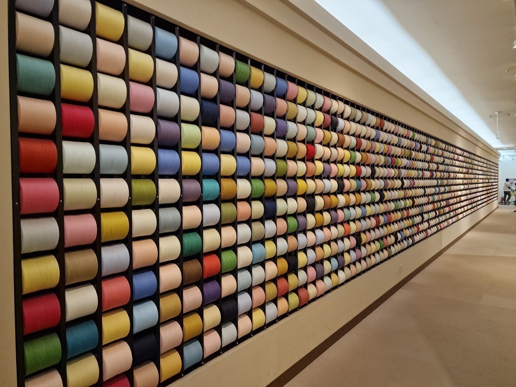 A wall of threads in different colors