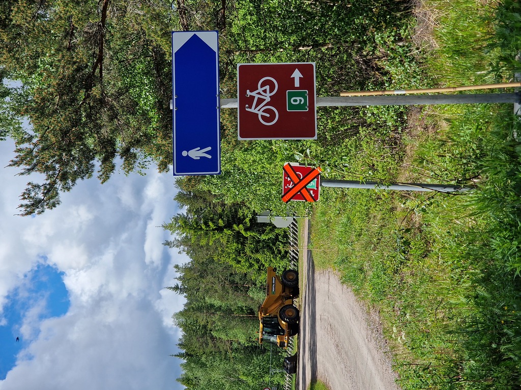 The sign for Villmarksvegen crossed out, and a new sign pointing a different way.
