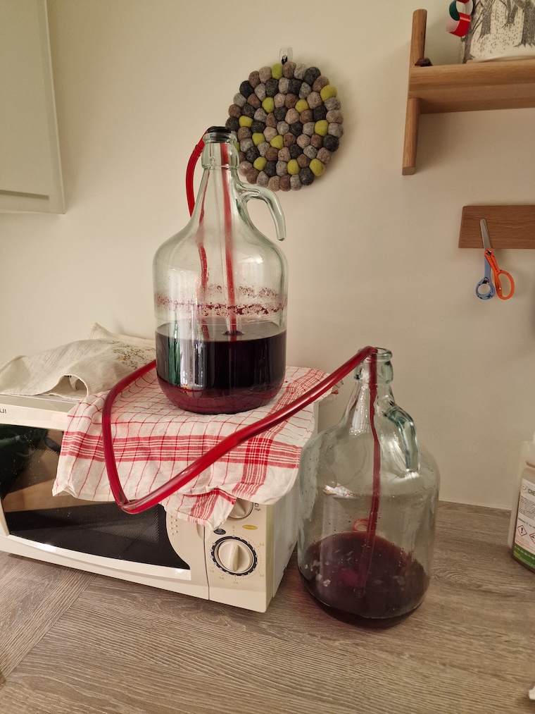 Flytter mjøden over i ny tank